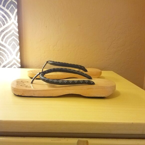 Wooden Flip-Flops - Picture 3 of 11